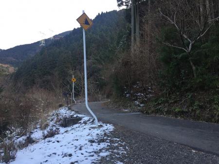 北畑林道に合流。終点まで道路を歩く事になる