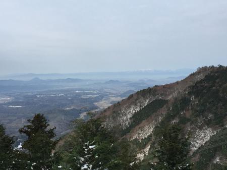 小屋からは琵琶湖や雪で覆われた比良山系の山々が一望できる