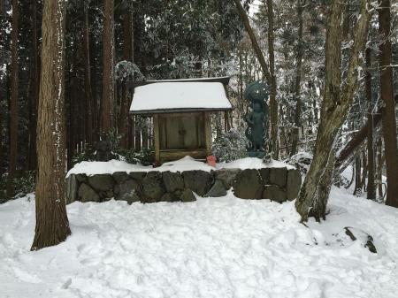 これが、まつられている行者堂