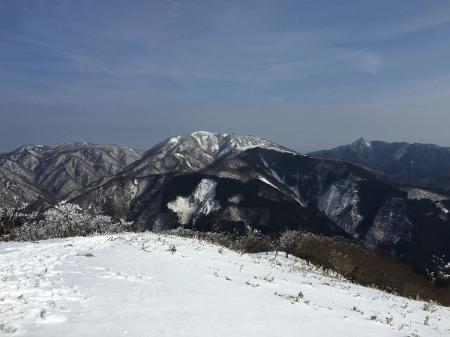 雨乞岳と右に鎌ヶ岳