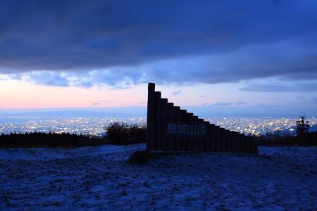 風が収まって、撮影開始。雪降ったおかげで夜景もバッチリ