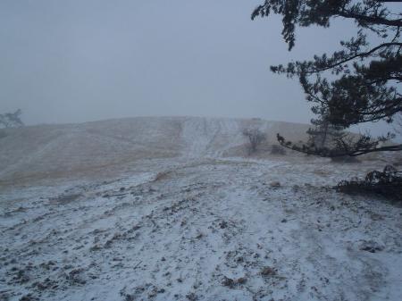 山頂付近の広場につくと猛吹雪になった