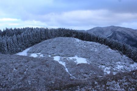 白銀のつつじ園と真っ白な金剛山