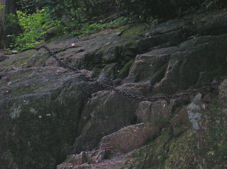 金剛山地では珍しい鎖場らしいけど、ここは濡れてなかったら鎖に頼らなくてもいける