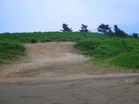 山頂は高原地帯のようになっていて広い。子供が野球でもできそうなくらいだった