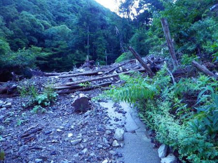 途中で林道が土砂が崩落していた。かなり規模が大きかったように思える。ここを無理矢理こえていくが、この先にも土砂が崩落していた場所があった