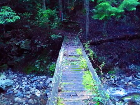 この橋はかなり古くて大丈夫だろうかと思いながら渡る。揺れてはなかったけどずいぶん古い橋だと思われる