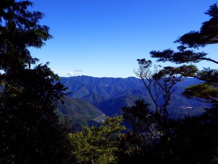 わずかながらの展望。こっちは北側かな！？何の山が見えてるかわからないんだけどね