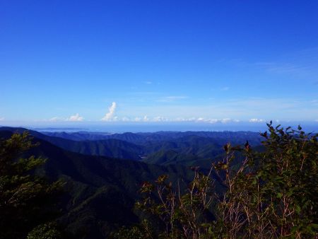 南西側の景色。あの海岸線の地形から察するに田辺市や白浜あたりが見えてるのかもしれない