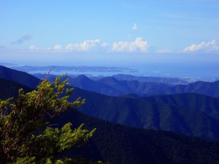 ズームで撮影してみた。海岸線の地形的には田辺市あたりがやはり見えてるんだろうか！？