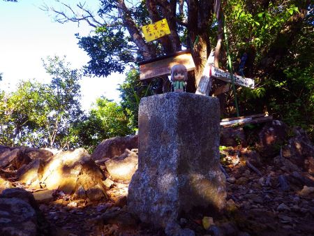 せっかくなので三角点と雪村あおいちゃんを撮影しておいた