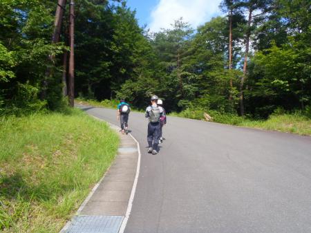 ガリバー村内の道路を歩く