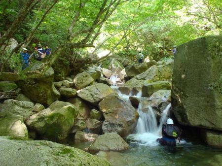 登山者が横切る