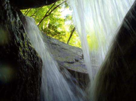 洞窟みたいになっているところがあって撮影。なんか神秘的