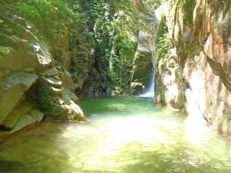 ここがよくあるジャンプ台になっているところ。水量がないので飛び込めない