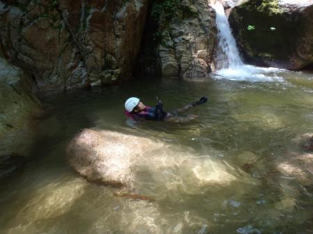 滝壷手前でプカプカ浮かんで携帯。いい気なもんだｗ