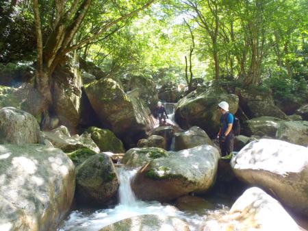 暑いのでしばらくは沢を下る