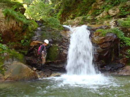 飛び込むか迷うS嬢
