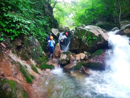 岩をじゃんじゃん登っていく。巻けばいいんだけどやっぱ沢は登っていくのがおもしろい