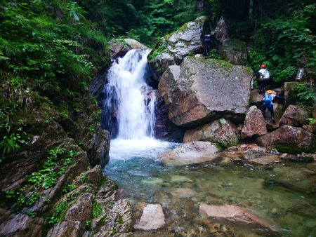 魚止の滝。ここ今回は水量が多くて登れなかったけど、次回は直接滝を登りたい