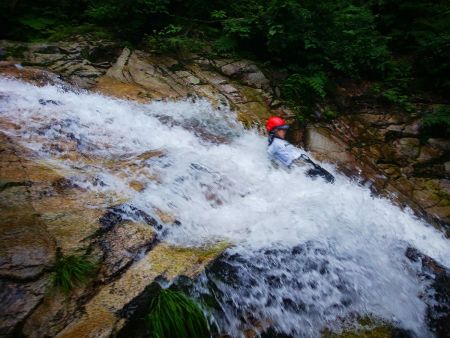 知らなかったけど八淵の滝にはスライダーポイントがあった。滑るこまっちゃん。この後、全員が滑る
