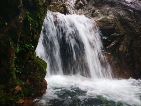 奥の滝はこんな感じだけどこれはさすがに登れないね