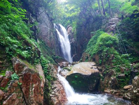 下から貴船ノ滝を見上げる。写真では伝わらないけどすごい滝。ここは右のハシゴを使って巻く