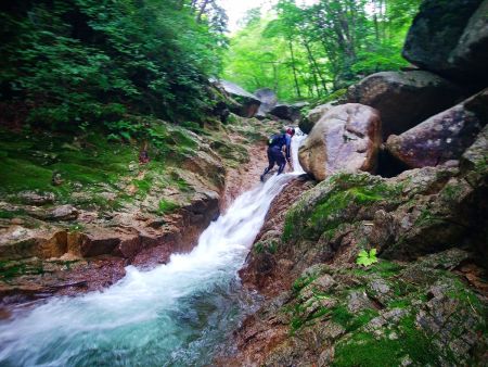 貴船ノ滝の上からはじゃんじゃん遡行していく。ここもスライダーできそうだけどね