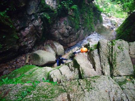 まぼろしの滝を巻いて登るけど、ホールドできるところがあまりないので少し厄介だった