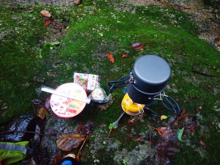 今日の昼食はこれ。あまり寒くはなかったけど温めて食べたきつねうどんが美味しかった