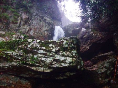 この滝を巻くのが大変だけど、地図を確認するとこの付近から無理矢理登って登山道に取り付くのでここから登山道へ登っていく