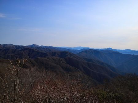 北側の展望。ちょっと遠くに白くなった山があるけど白山が見えてるのかな！？