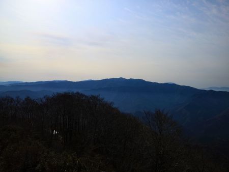 東側の展望。右側のちょこっと台形になった山があるけど方角的に伊吹山かな！？