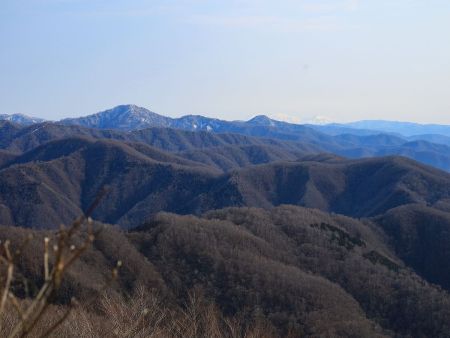 白山と思われる方面をズーム撮影。ちょっと日の光でぼやけていた
