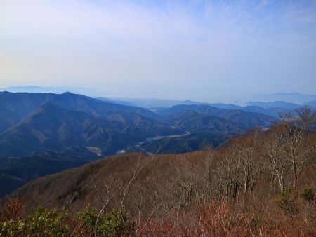 また展望の良いところがあったので琵琶湖側を撮影してみた。地形と湖岸が特徴的な風景