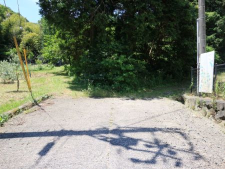 ここが登山口の手前になるけど、正規ルートは右。しかし間違えて左側に行ってしまった