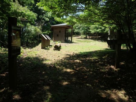 途中に小屋みたいなのがあった。今日の昼食はここでとろうと思った