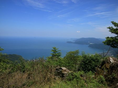 岩場の絶好ポイントからの展望。日本海が一望できたけど、視界が狭かった