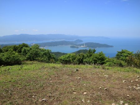 日本海を一望する。向こう側にみえる半島が伊根になるのかな！？