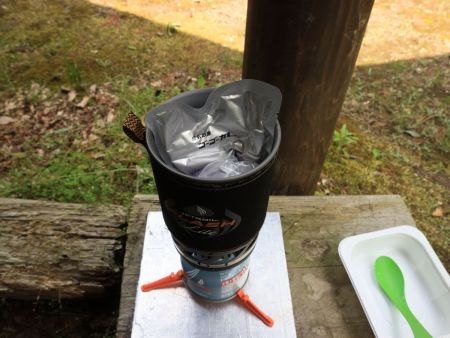 さっきの小屋みたいなところに戻って昼食をとる。今日はゴーゴーカレーを持ってきた