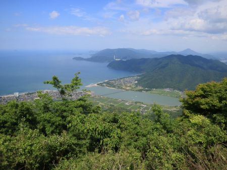 東峰からの展望。日本海が見えて右側の二つに割れた山は憧れの青葉山らしい