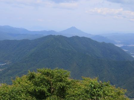 青葉山をズーム撮影しておいた。青葉山って二つに割れてたかな？