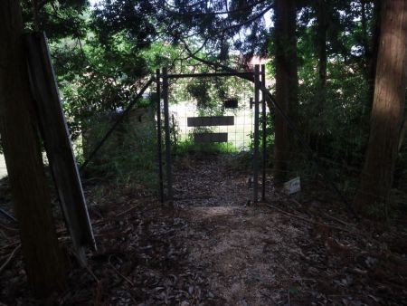 こっちも柵があって出て右に行くと最初に間違えた場所へ出る