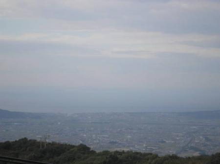 こっち側は何の町だろうか？市街地とまではいかないし、夜景撮影ともいかない