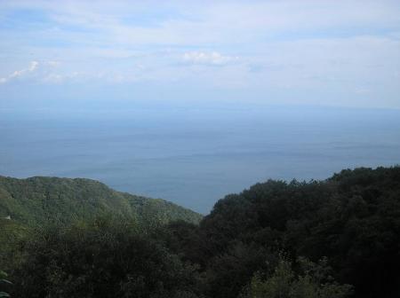 登山道というより林道の途中から海が良く見える