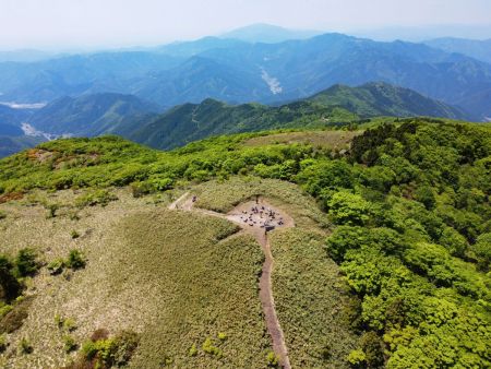 この向こう側に見えてる山はやっぱり那岐山なんだろうか！？方角的にはそうなんだけどね