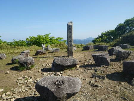 駒の尾山山頂(1281m)に到着。まだ朝早いので人はほとんどいなかった。ここまで2km歩いてるってことは距離的には半分弱まできてる