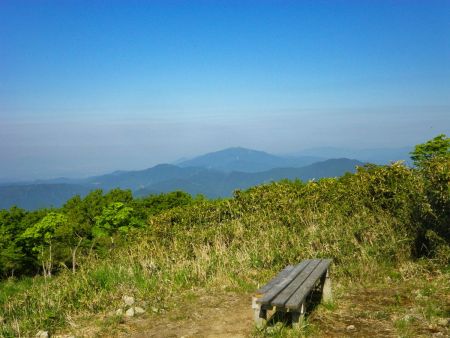 山頂から少し下ったところが展望がよかったので撮影してみた。あの中心にどっしりとしている山はなんだろうか！？