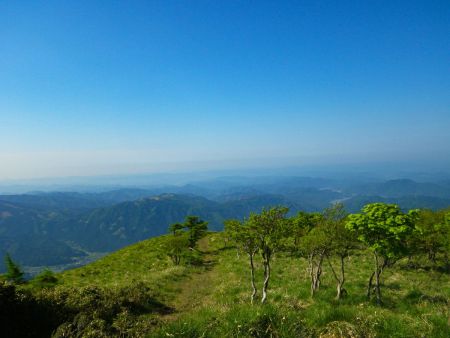 こっち側は休憩所からみた景色だけど何の山が見えてるかよくわからない