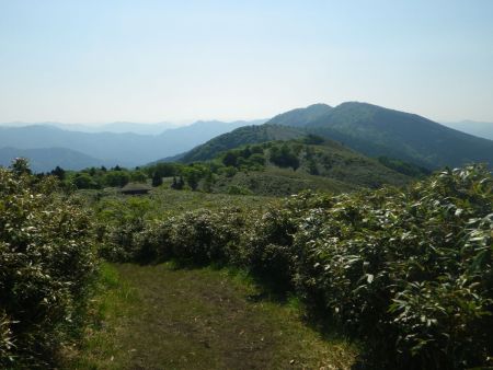 駒の尾山から縦走路を見ると舟木山とその向こうに後山がみえているんだと思う。ここからかなり遠く感じる